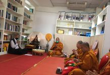 ทำบุญคณะเศรษฐศาสตร์ ถวายภัตราหารพระจำนวน 5 รูป